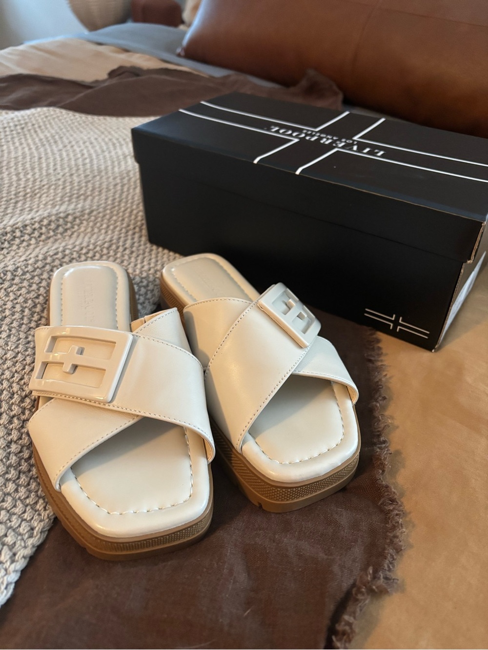 NWT Liverpool Off-White Crisscross Slide Sandals with Buckle Accent - Picture 4 of 6